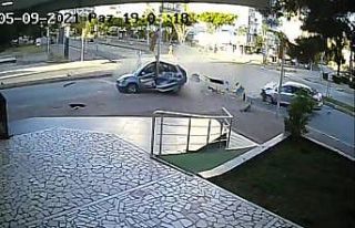 Antalya’da iki otomobil birbirine girdi: 4 yaralı