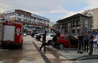 Antalya’da park halindeki otomobilde yangın maddi...