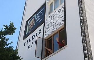 Apartmana asılan Kemal Sunal afişi gülümsetiyor