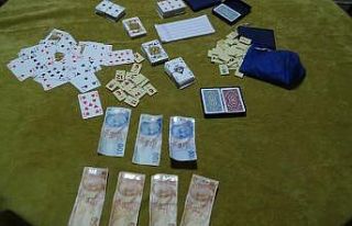 Apartmanı kumarhaneye çeviren 20 kişi suç üstü...