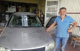 Aracın kaportası mektup oldu