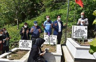 Arefe günü şehit mezarını ziyaret ettiler