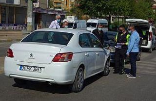 Arka arkaya giden iki otomobil çarpıştı: 1 yaralı