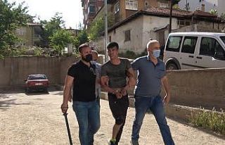 Arkadaşıyla kavga eden alkollü şahıs balkondan...