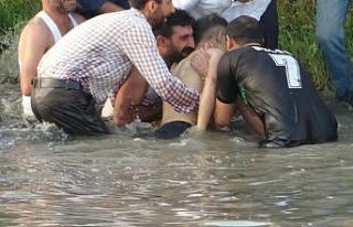 Arkadaşları ile birlikte Dicle Nehrine girdi, cansız...