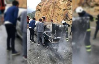 Artvin’de seyir halindeki otomobil alev alev yandı