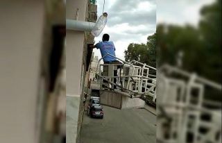 Asılı kalan kırlangıçın yardımına itfaiye...