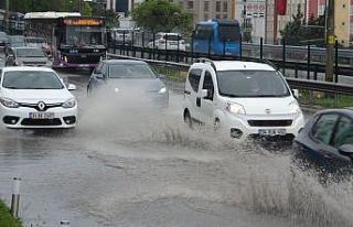 Aşırı yağmur sonucu Pendik D-100 karayolu göle...