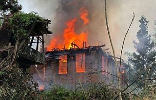 Asırlık konak kül oldu