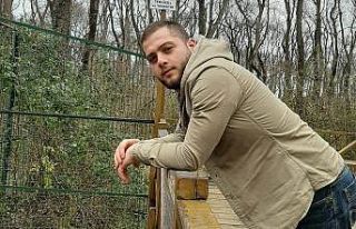 Askerden yeni gelen genç evinin önünde tüfekle...