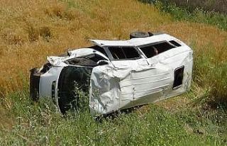 Askerleri taşıyan minibüs devrildi: 3 yaralı