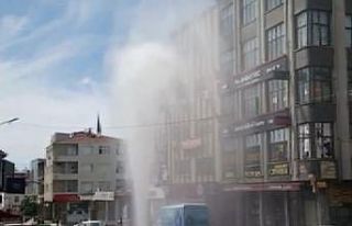 Ataşehir’de çalışma yapılırken su borusu patladı;...