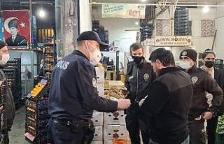 Ataşehir’de sebze halinde korona virüs kurallarına...