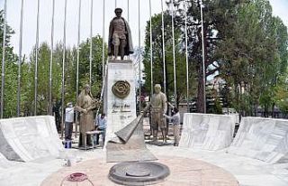 Atatürk Anıtı ve Gülcü İsmail Efendi heykelinde...