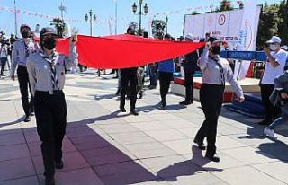 Atatürk’ü temsil eden bayrak karaya çıkarıldı