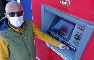 ATM’den çektiği emekli maaşı saniyeler içinde...