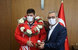 Avrupa Şampiyonu güreşçi memleketinde coşkuyla...