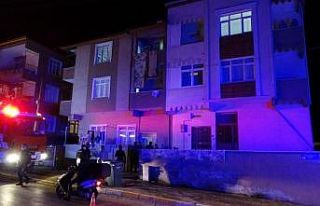 Ayakkabılıktan çıkan yangında, 3 kişi dumandan...