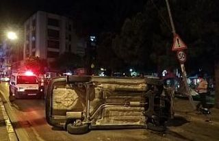 Aydınlatma direğine çarpan otomobil takla attı:...