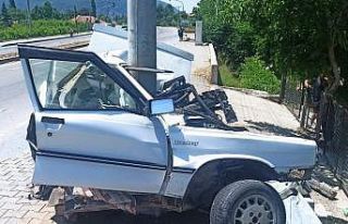 Aydınlatma direğine çarpan otomobildeki 2 kişi...