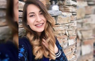 Aydınlı öğretmen öğrencilerinin gözü önünde...