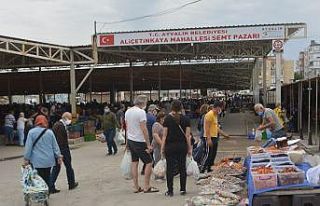 Ayvalık’ta halk pazaryerlerine koştu