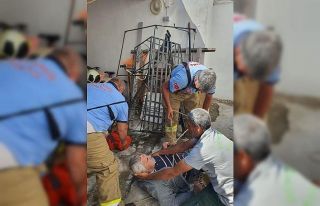 Ayvalık’ta kuyuya düşen yaşlı adamı itfaiye...