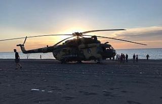 Azerbaycan bayraklı helikopter Giresun’da plaja...