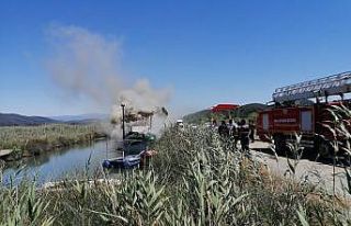 Azmak içerisinde bağlı bulunan teknede yangın...
