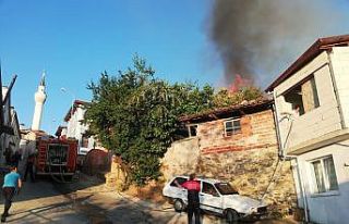 Babadağ’da koruma altında bulunan tarihi ev küle...