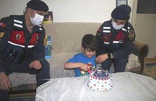 Babası Şırnak’ta asker olan çocuğa jandarmadan...