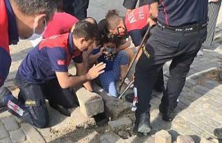 Bacağı rögar mazgalına sıkışan çocuğu itfaiye...