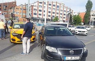 Bahçelievler’de iki araç çarpıştı: 2 yaralı