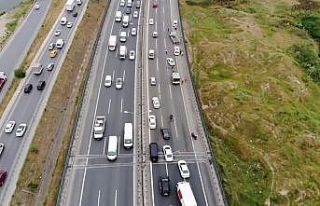 Bahçeşehir Tem otoyolunda araç takla attı, trafik...