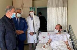 Bakan Akar, Irak’ın kuzeyinde yaralanan Mehmetçiği...