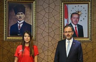 Bakan Kasapoğlu dünya rekortmeni Fatma Uruk’u...