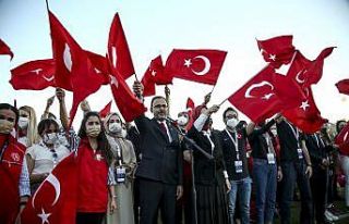 Bakan Kasapoğlu, gençler ile bir araya gelerek İstiklal...