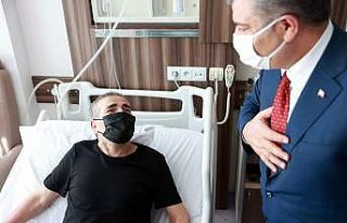 Bakan Koca Edirne’de tedavi gören hastaları ziyaret...