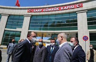 Bakan Muş, Sarp sınır kapısında tır şoförlerinin...