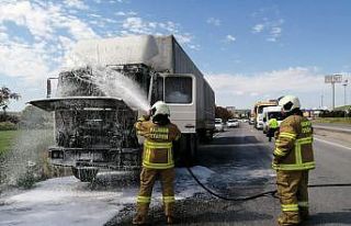 Balıkesir’de seyir halindeki tır yandı