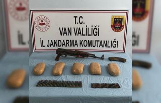 Başkale’de 3 kilo eroin ile silah ele geçirildi