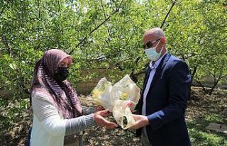Başkan Akman’dan engelli annelerine ziyaret