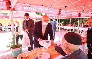 Başkan Altınok, huzurevindeki yaşlıların bayramını...