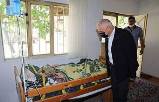 Başkan Bilgin Anneler Günü’nde yaşlı bir teyzeyi...