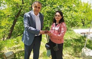 Başkan birinci olan genç okçuyu altınla ödüllendirdi