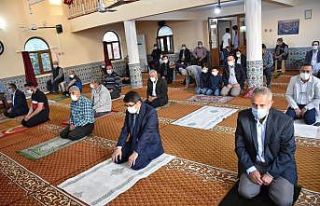 Başkan Çelik Bayram Namazını Çınarlıkuyu’da...