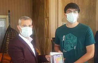 Başkan Çınar, başarılı öğrenciye hediye verdi