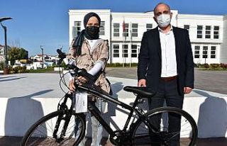 Başkan Kılıç, gençlerin hediyelerini takdim etti