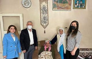 Başkan Özbek’ten yılın annesine ziyaret