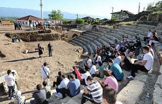 Başkan Özlü, Antik Tiyatroda gençlerle söyleşi